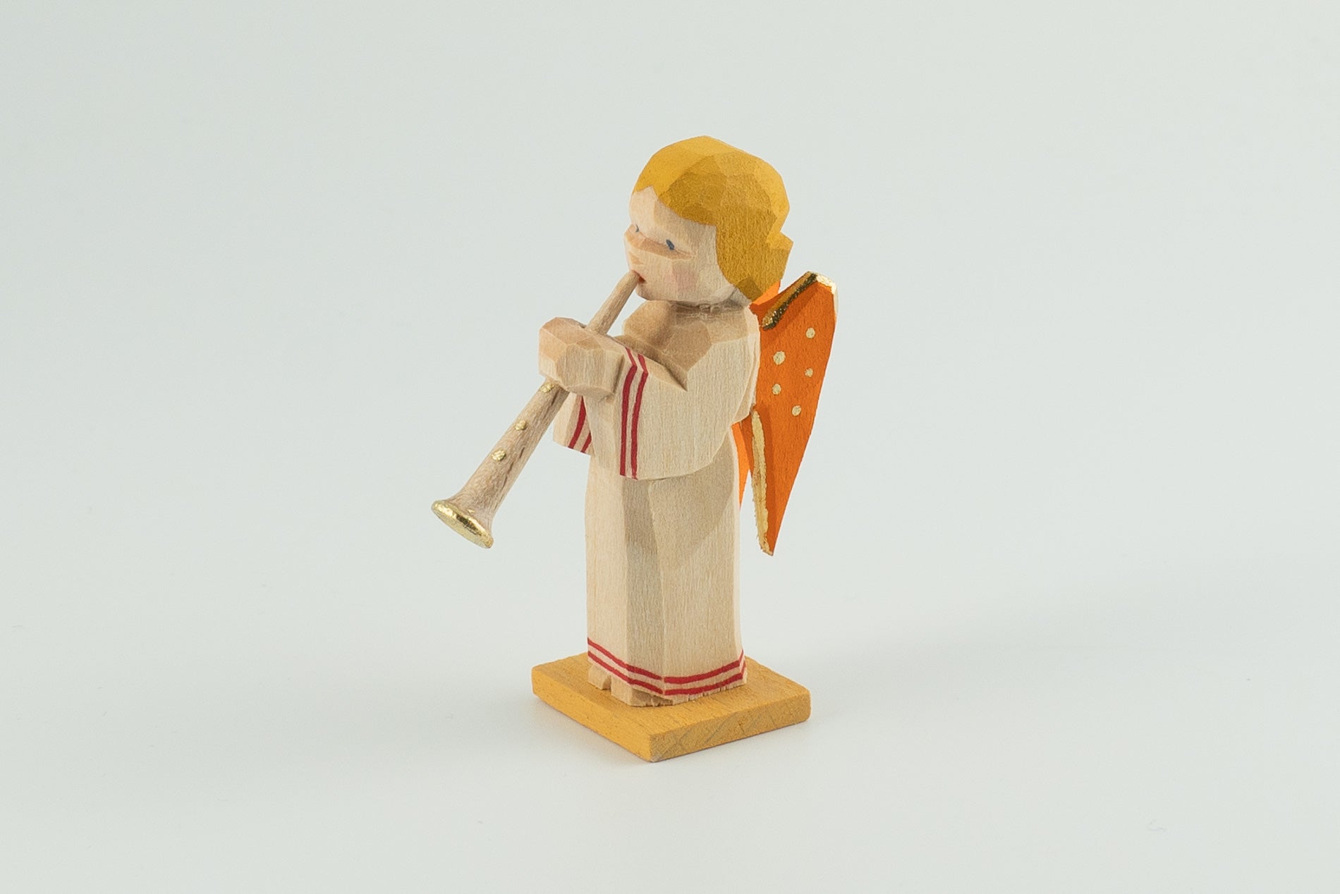 Engel mit Flöte, aufrecht