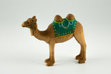Kamel mit grüner Decke, stehend